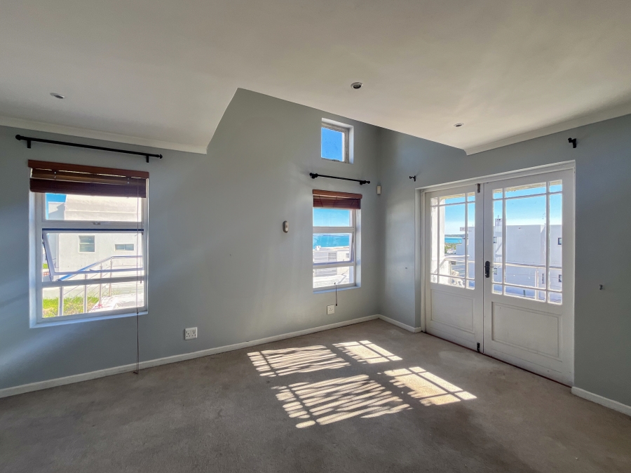 To Let 5 Bedroom Property for Rent in Paradise Beach Western Cape